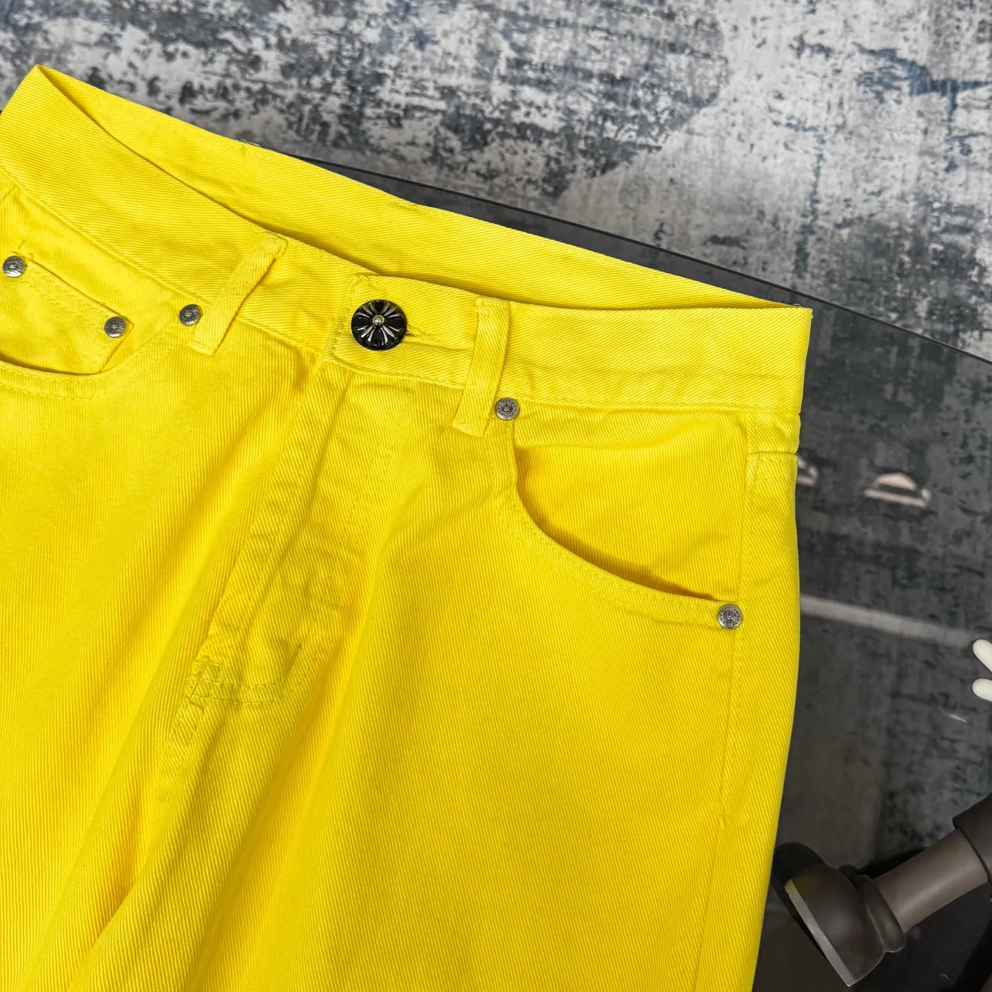 P280 Chrome hearts CH Fan Chengcheng's same style New York limited large leather label dopamine yellow jeans Special Italian cowhide printed and cut Customized sheepskin three-layer thick thread leather The whole body is spliced in heavy water washing craftsman's hand-splashed ink You can see the details Three-dimensional cutting version Loose and comfortable, not picky about the figure Make you taller and slimmer Factory Seiko Original quality control Same style for men and women Can be matched with couples Versatile recommendation Necessary jeans for all seasons Color: lemon yellow Size: s m l xl